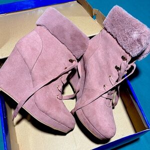 Never worn! Very stylish.